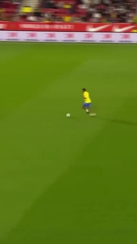 45歲還開(kāi)掛！小羅再現(xiàn)牛尾巴過(guò)人，微笑單挑門將輕松打進(jìn)